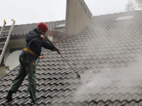 Mycie wysokociśnieniowe dachu i elewacji